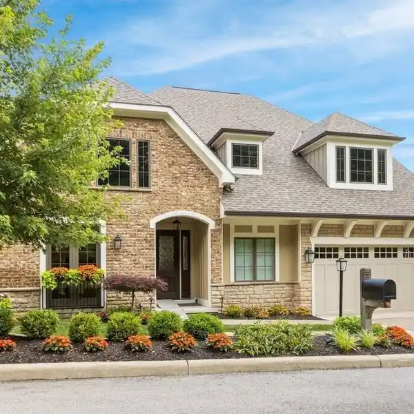 METICULOUSLY MAINTAINED CONDO NEAR DOWNTOWN