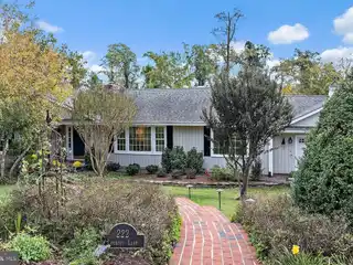 Gourmet Ranch Retreat in Waterfront Community