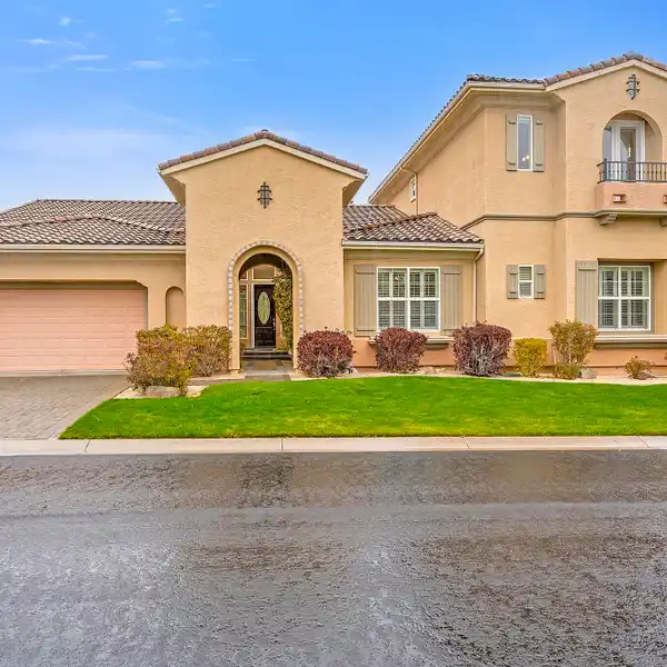 SPACIOUS AND METICULOUSLY CARED-FOR RESIDENCE IN ARROWCREEK