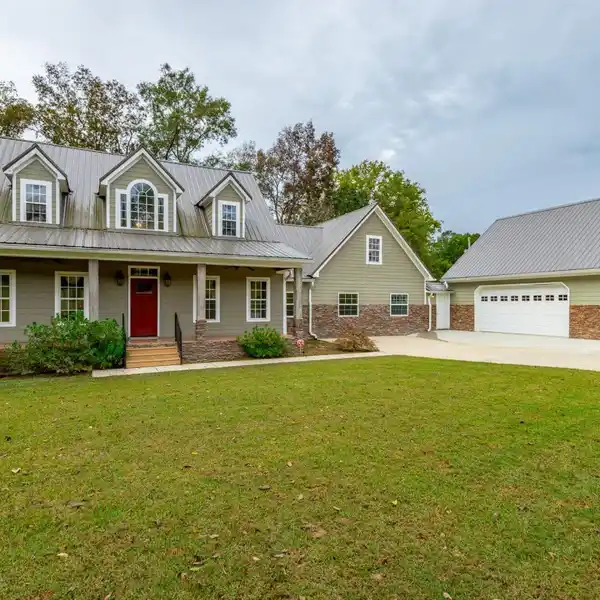 PRIVATE CREEKSIDE RETREAT WITH RUSTIC CHARM