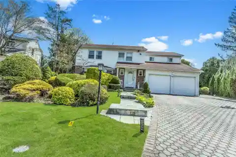 Exquisite Colonial Home in Manhasset Hills