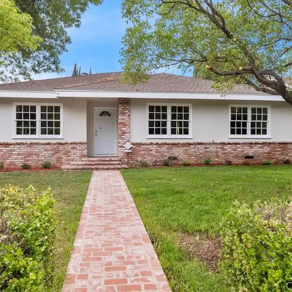 BEAUTIFUL HOME LOCATED IN HIGHLY DESIRABLE AREA