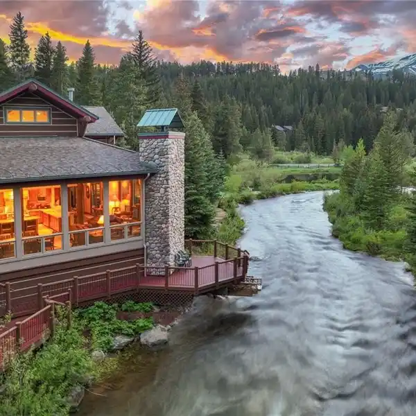 IRREPLACEABLE FAMILY COMPOUND ON THE BLUE RIVER