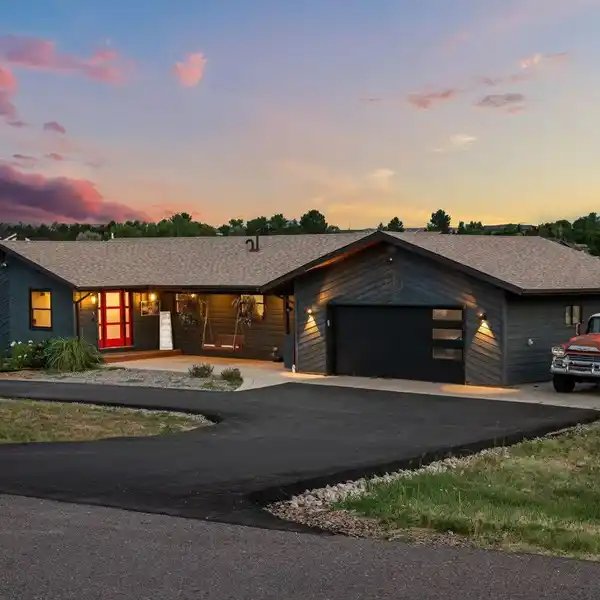 EXCEPTIONAL PROPERTY ON A PRIVATE LOT
