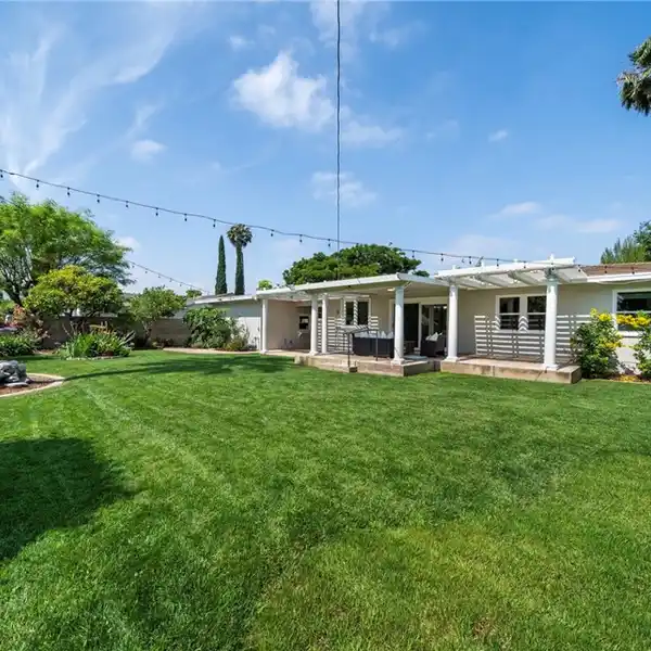 QUINTESSENTIAL SINGLE-STORY RANCH HOME