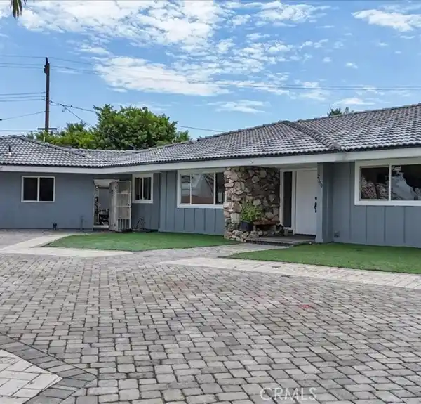 RANCH-STYLE HOME WITH ACCESSORY UNIT