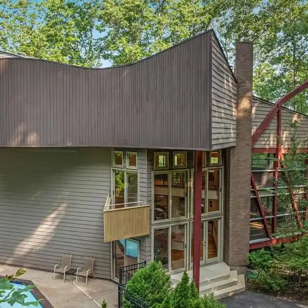 A TRIUMPH OF ARCHITECTURAL ARTISTRY ABOVE THE OCCOQUAN RIVER