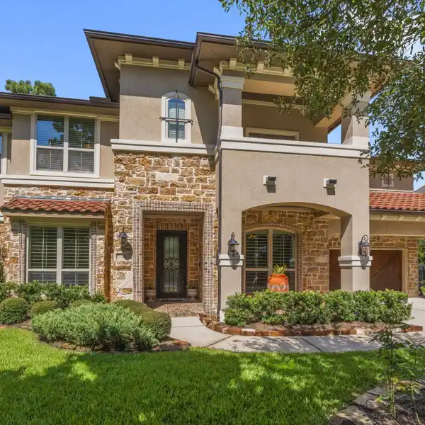METICULOUSLY MAINTAINED HOME IN THE WOODLANDS