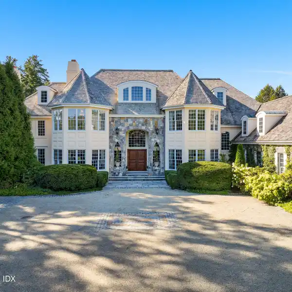 FOUR-ACRE ESTATE IN AN EXCLUSIVE ENCLAVE