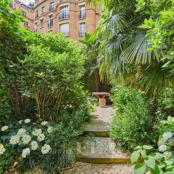 BRIGHT AND SPACIOUS APARTMENT OPENING TO GARDEN