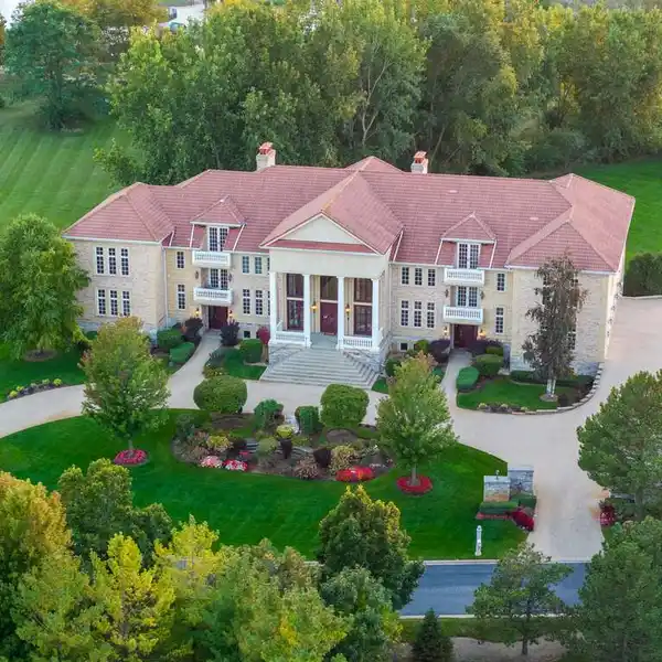 CREATE YOUR MASTERPIECE IN EXCLUSIVE MAGNOLIA POINTE