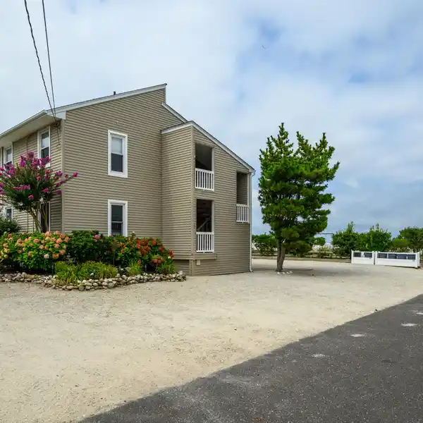 BAYFRONT TOP-FLOOR CONDO