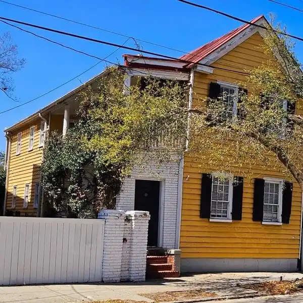 VERSATILE SIX BEDROOM PROPERTY