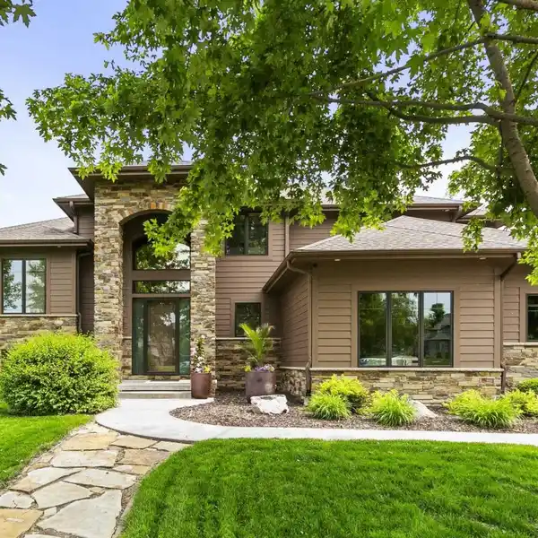 SHOW-STOPPING HOME WITH STUNNING ENTERTAINING SPACES