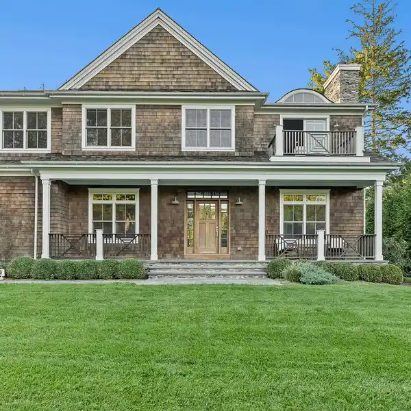 LUXURIOUSLY CHIC HOME WITH BEAUTIFUL LANDSCAPE