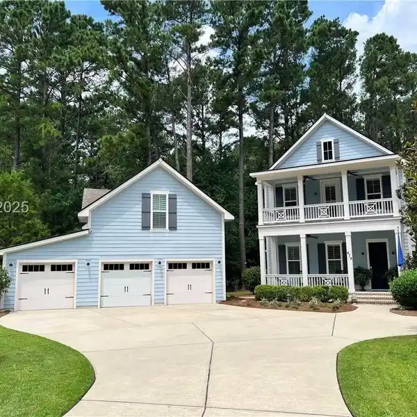 ELEGANCE AND COMFORT WITH VERSATILITY