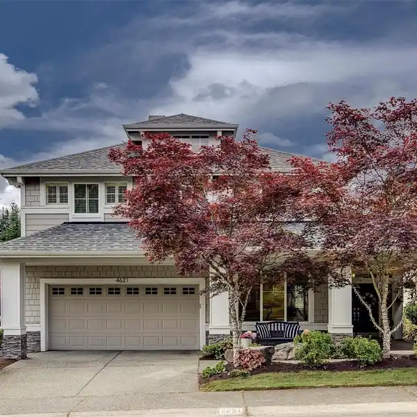 CHARMING CRAFTSMAN DESIGN MEETS MODERN COMFORT