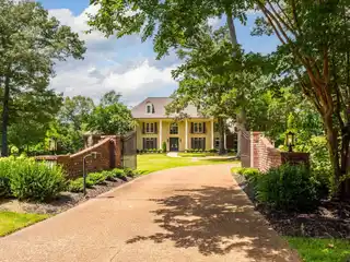 Elegant Country Escape with Lavish Amenities