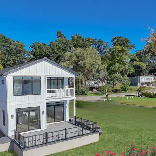 GORGEOUS NEW CONSTRUCTION ON MAGICIAN LAKE