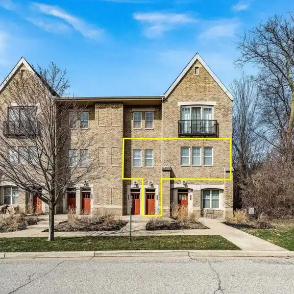 LUXURIOUS TOWNHOME STEPS TO NOTRE DAME