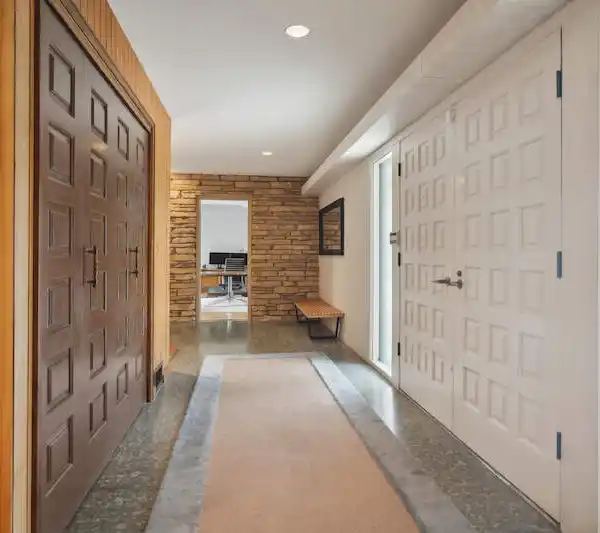 EXPANSIVE MID-CENTURY MODERN RANCH