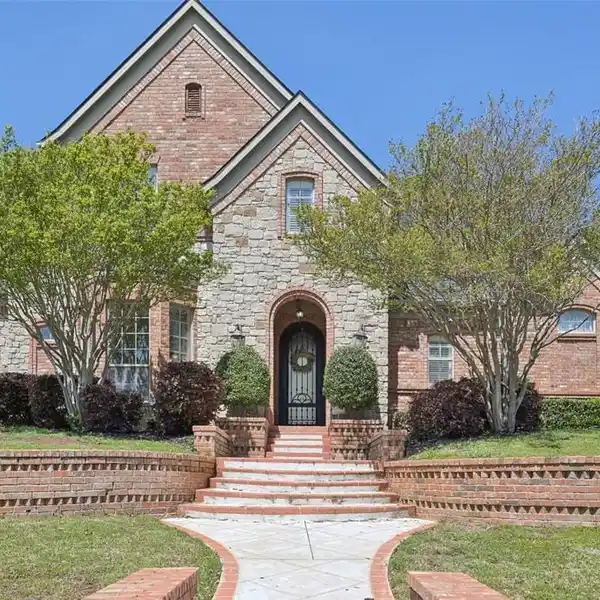 BEAUTIFUL HOME IN THE DESIRABLE WILDWOOD NEIGHBORHOOD