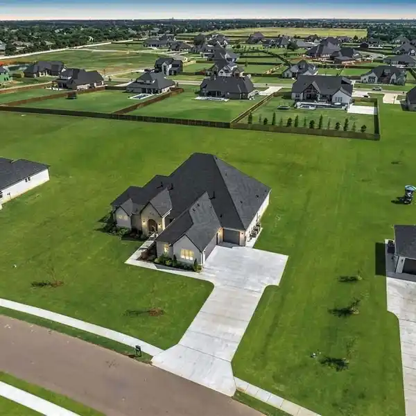 SOPHISTICATION AND COMFORT IN ADDINGTON FARMS