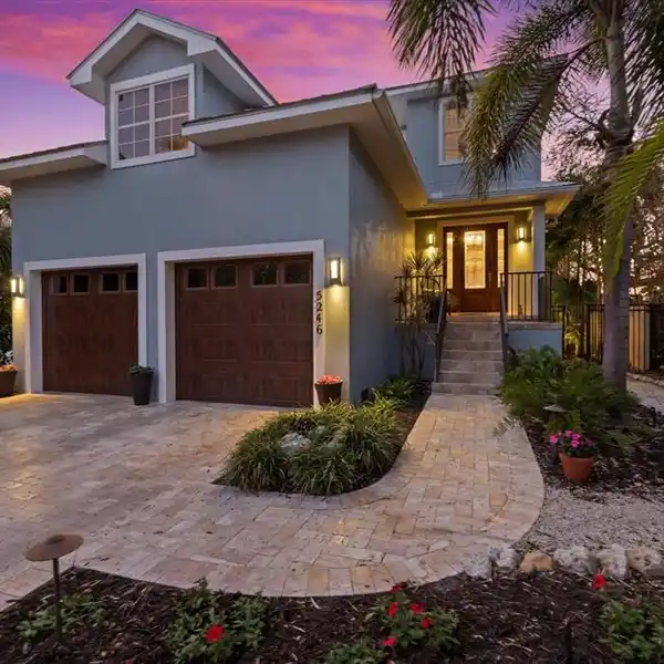 DREAM COASTAL RETREAT TWO BLOCKS FROM SIESTA KEY BEACH