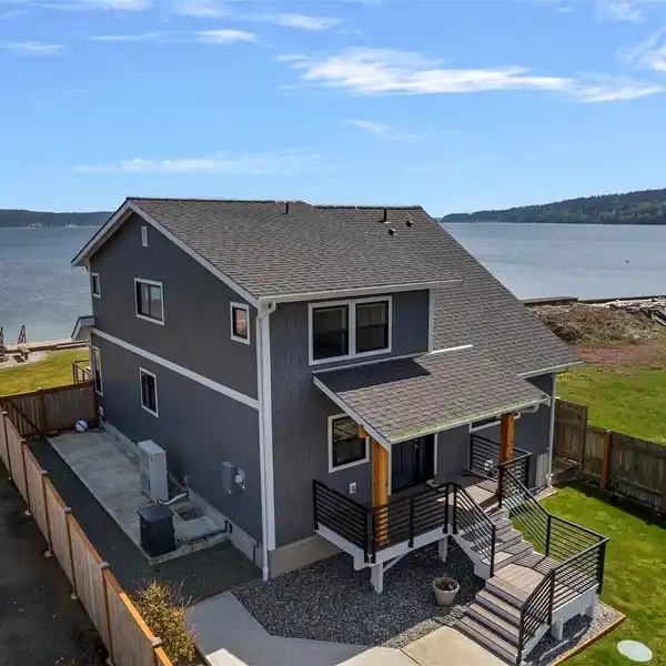 WHIDBEY WATERFRONT RETREAT