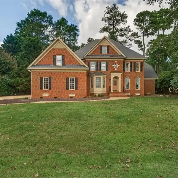 SPACIOUS KITCHEN FLOWING INTO GREAT ROOM