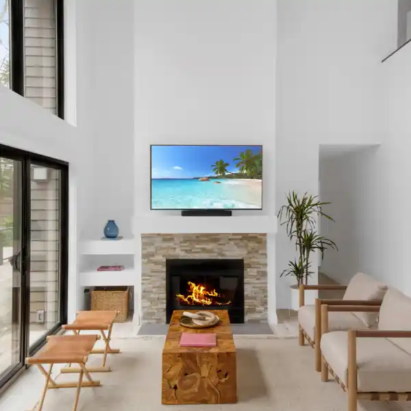 IMPRESSIVE CONTEMPORARY RENTAL IN A PERFECT HAMPTONS LOCATION