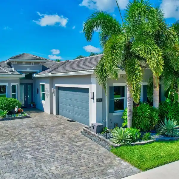 MAGNIFICENT HOME FULL OF UPGRADES