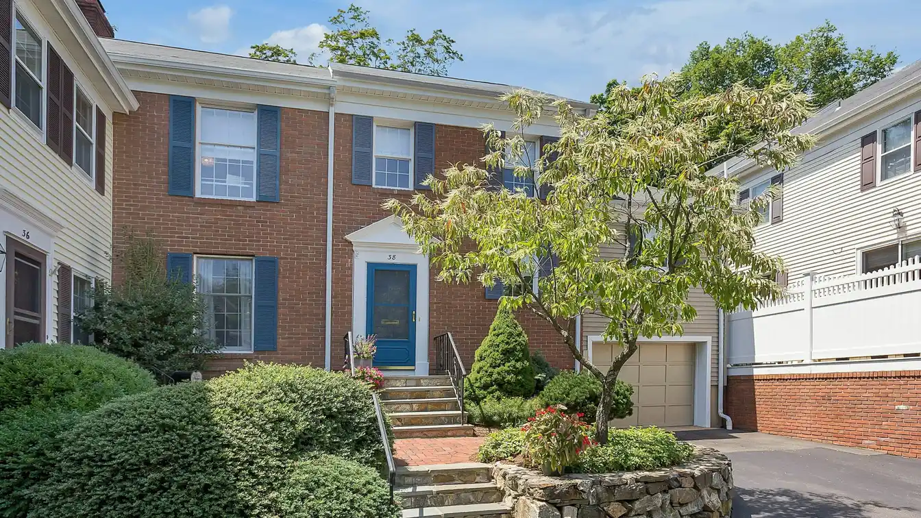 Meticulously Maintained Townhouse in Heritage Common
