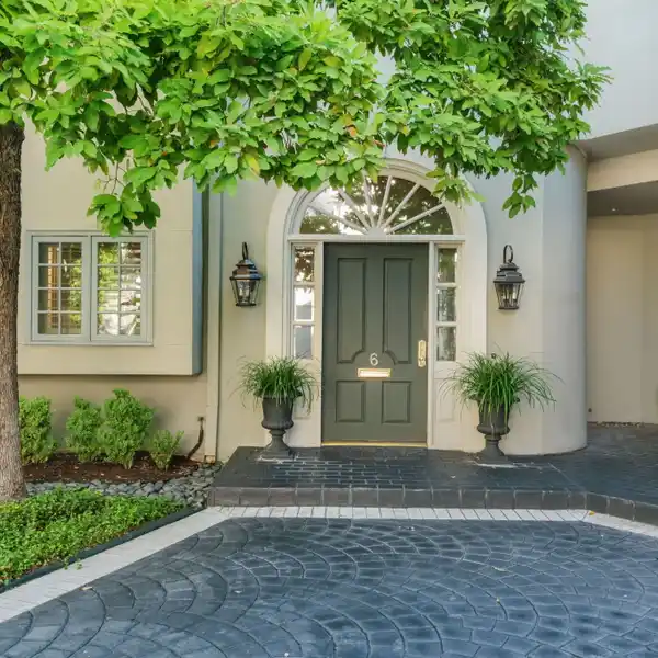 EXCEPTIONAL LOCK-AND-LEAVE LIFESTYLE