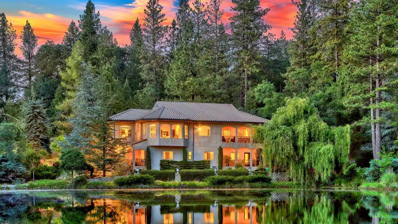 Awe-inspiring Retreat Amidst Natural Splendor