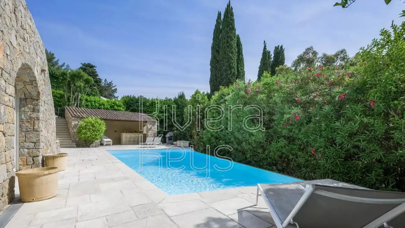 Immaculate Five Bedroom Villa
