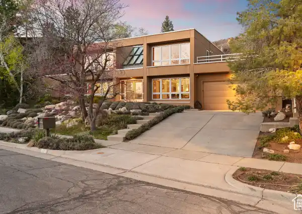 WONDERFUL CONTEMPORARY HOME ON A MOUNTAINSIDE LOT