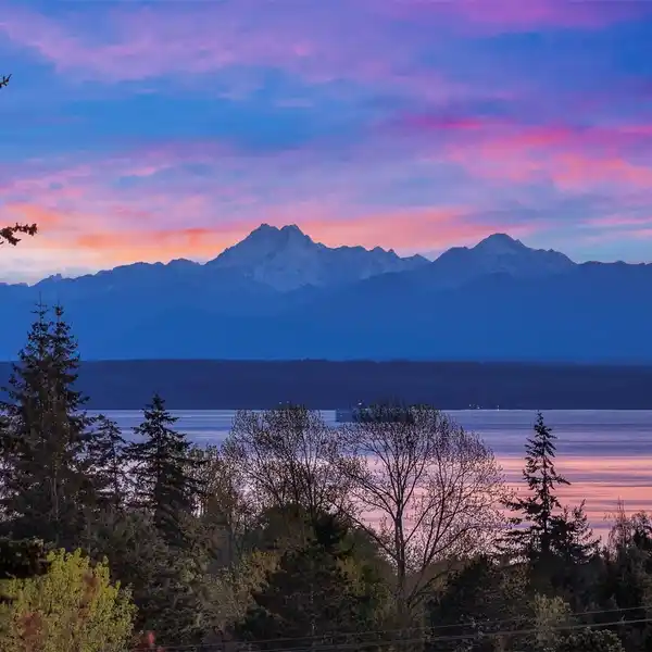 ONE-OF-A-KIND DAYLIGHT RAMBLER WITH SWEEPING VIEWS