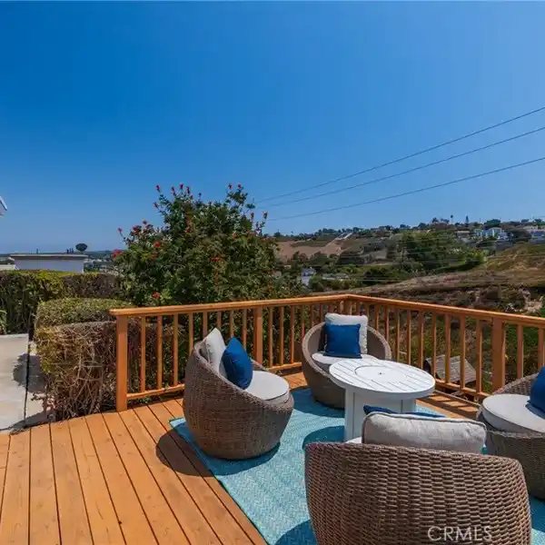 CHARMING HOME IN SOUGHT-AFTER SEASIDE