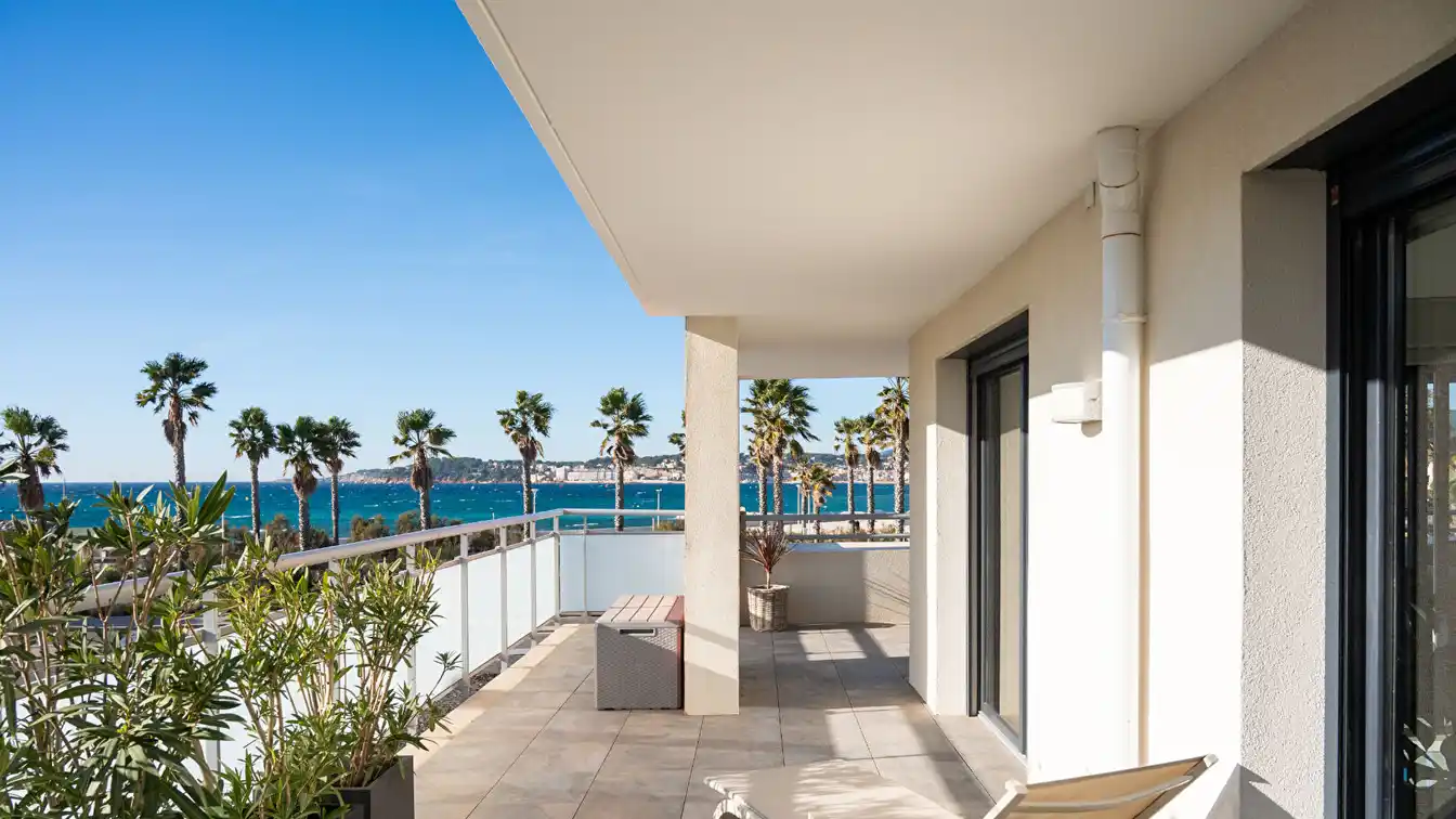 Contemporary Apartment Facing the Sea