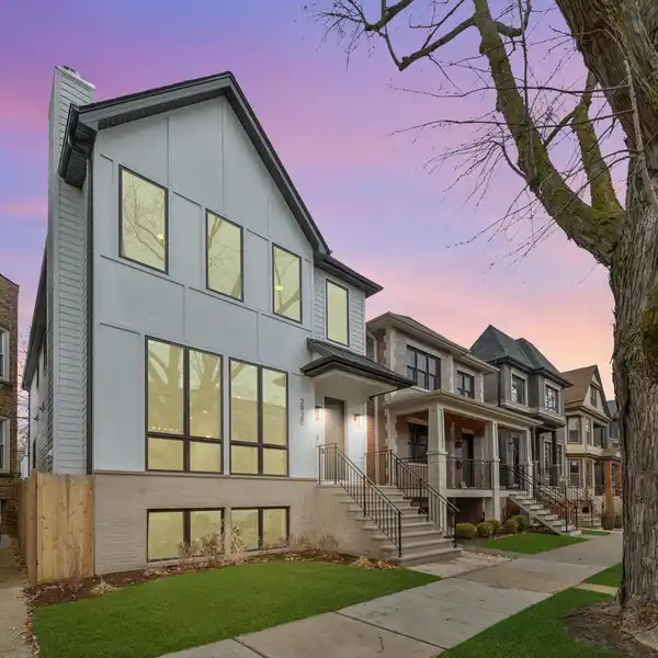 REFINED NEW CONSTRUCTION IN NORTH CENTER