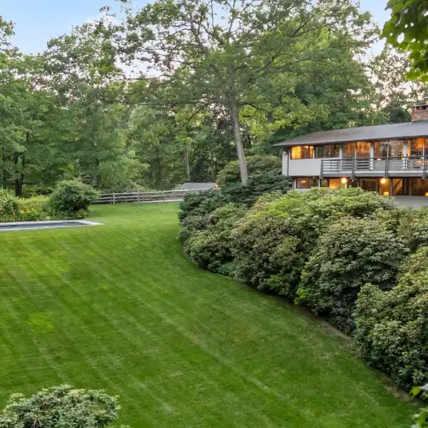 CUSTOM MID-CENTURY DECK HOUSE