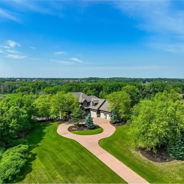 INCREDIBLE ESTATE IN SYMPHONY HILLS
