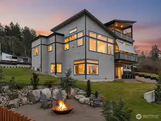 Ultra-Modern Smart Home Living