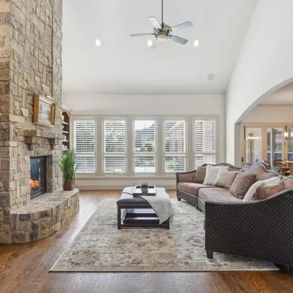 SOPHISTICATED LIVING WITH SEAMLESS INDOOR-OUTDOOR FLOW
