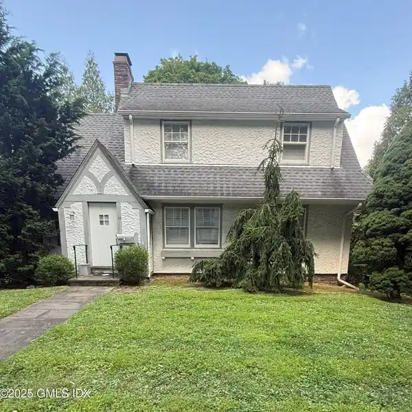 SOUGHT-AFTER LOCATION NEAR TOWN