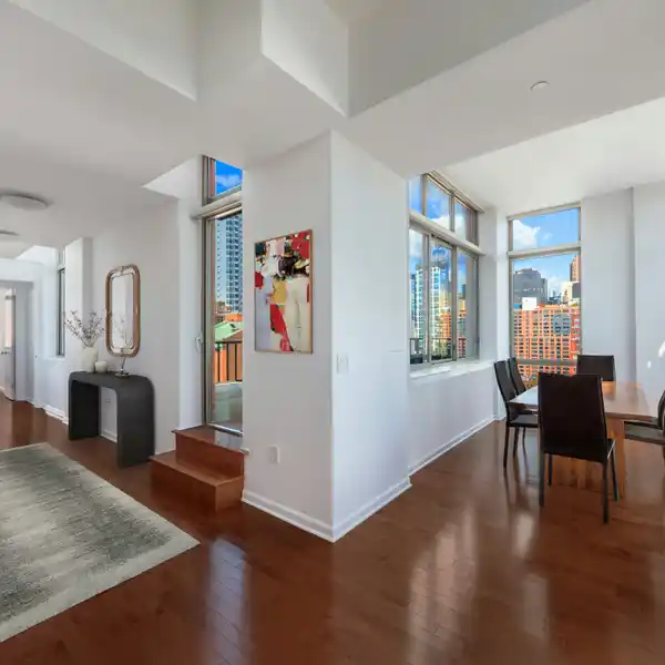 STUNNING HOME OFFERING MANHATTAN SKYLINE VIEWS