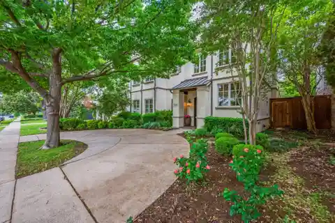 Exceptional Residence in Sought-after Briarwood