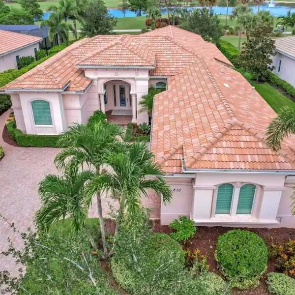 IMMACULATE HOME IN THE PRESTIGIOUS JUPITER COUNTRY CLUB