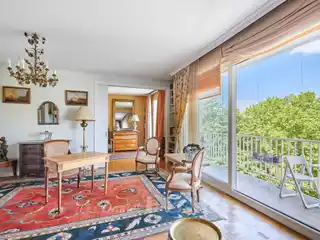 Dual-Aspect Apartment with a Roof Terrace